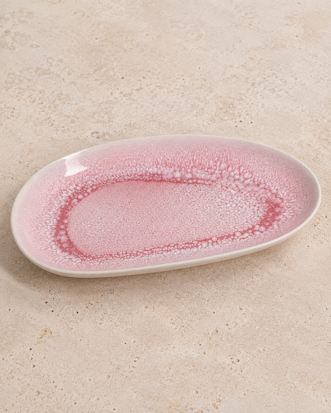 Prato oval decorativo em cerâmica rosa esmaltada
